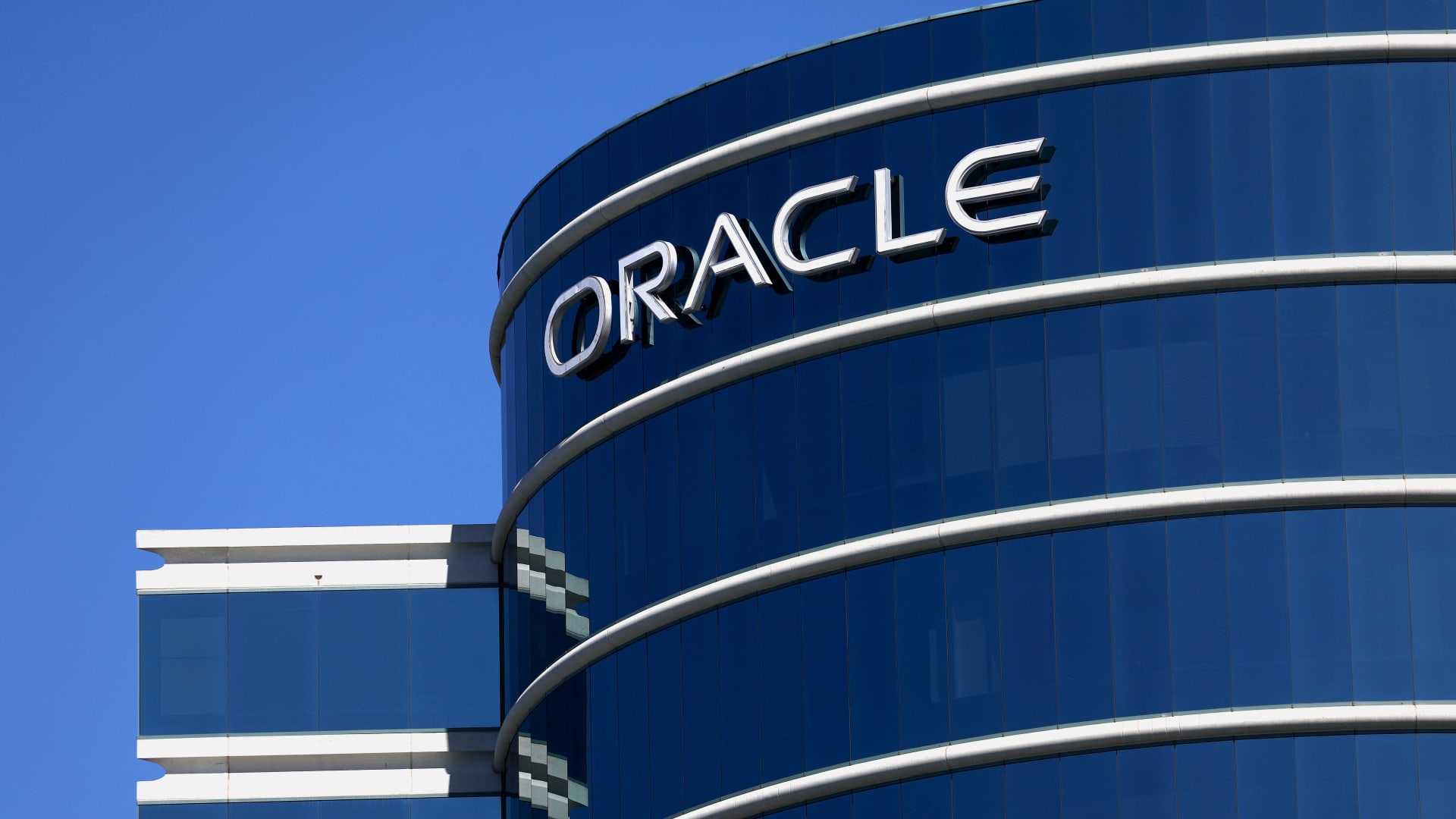 Featured image for Oracle's Data Center Challenges Impact Stock and AI Market Sentiments