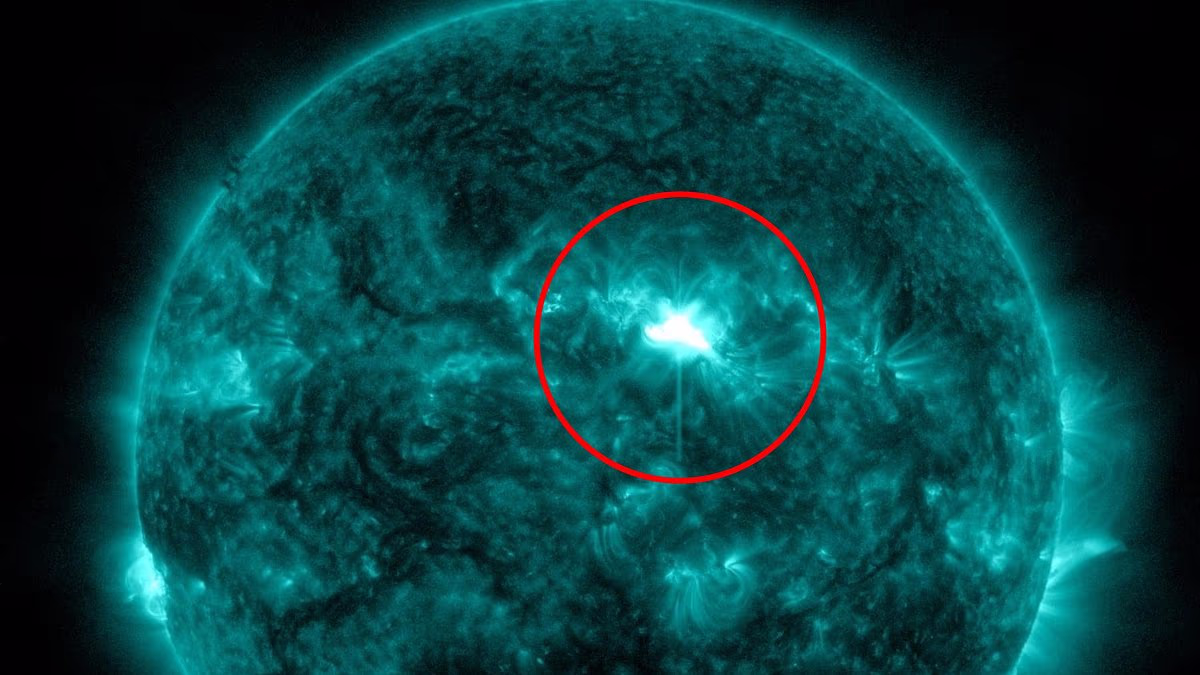 Featured image for US Faces Blackouts as Sun Emits Major Solar Flare