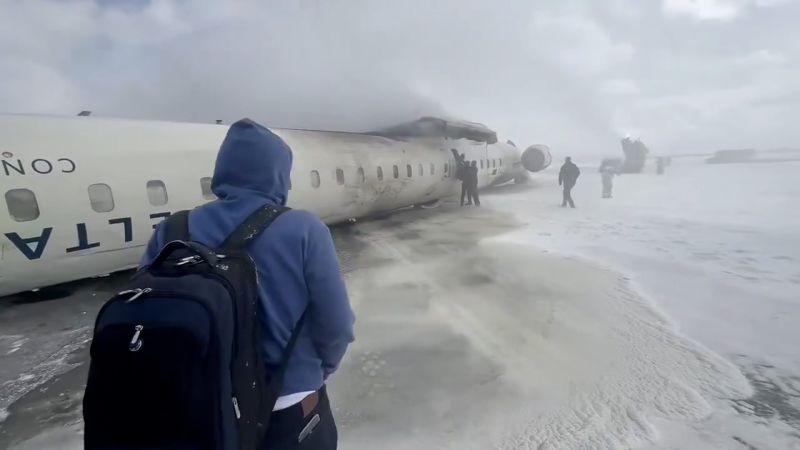 Featured image for FAA urges airlines to improve evacuation safety by addressing carry-on baggage issues