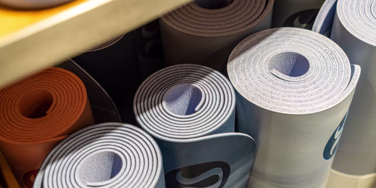 Featured image for Lululemon Shares Drop Amid Guidance Cuts and U.S. Tariff Challenges