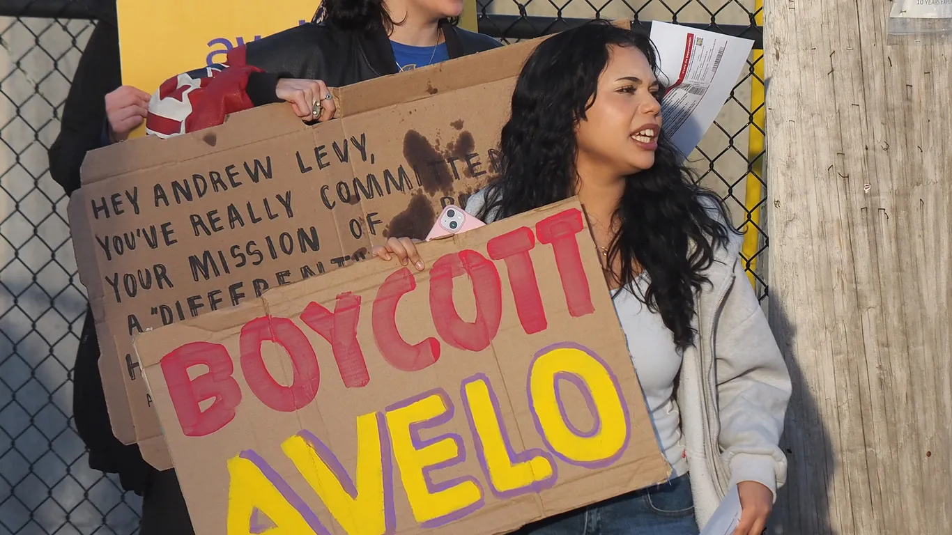 Featured image for Avelo Airlines to Cease Deportation Flights Amidst Advocacy and Protests