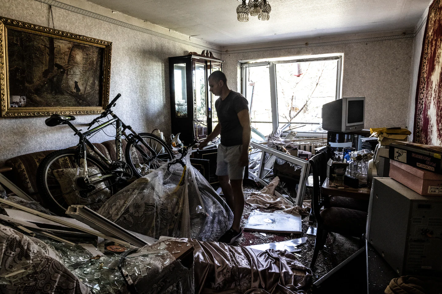 Featured image for Escalating Violence in Ukraine: Latest Updates on Russian Strikes and Ukrainian Counteroffensive