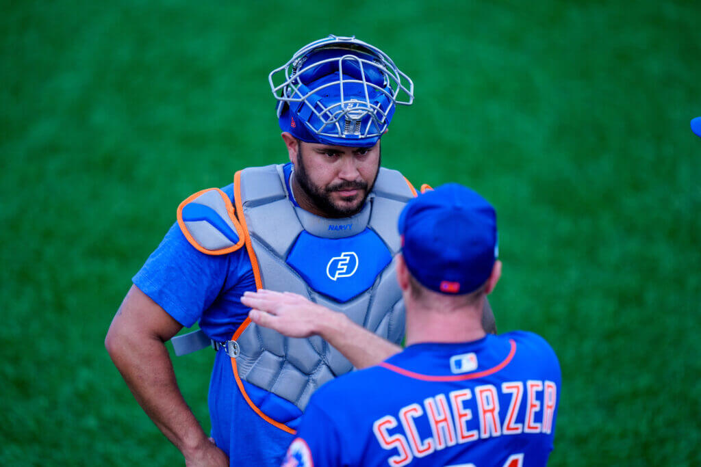 Featured image for Mets lose Narváez to calf strain, call up top prospect Álvarez.