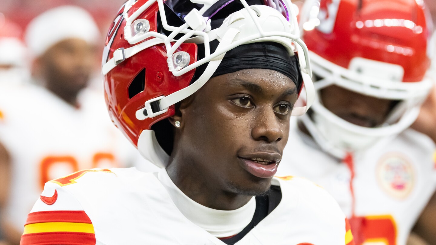 Featured image for Chiefs' Xavier Worthy Leaves Game Due to Shoulder Injury