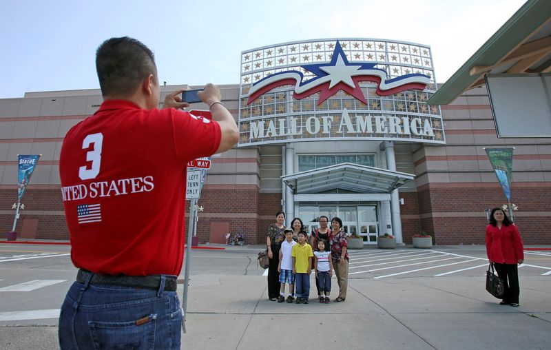 Featured image for Mall of America wins battle against Sears lease.