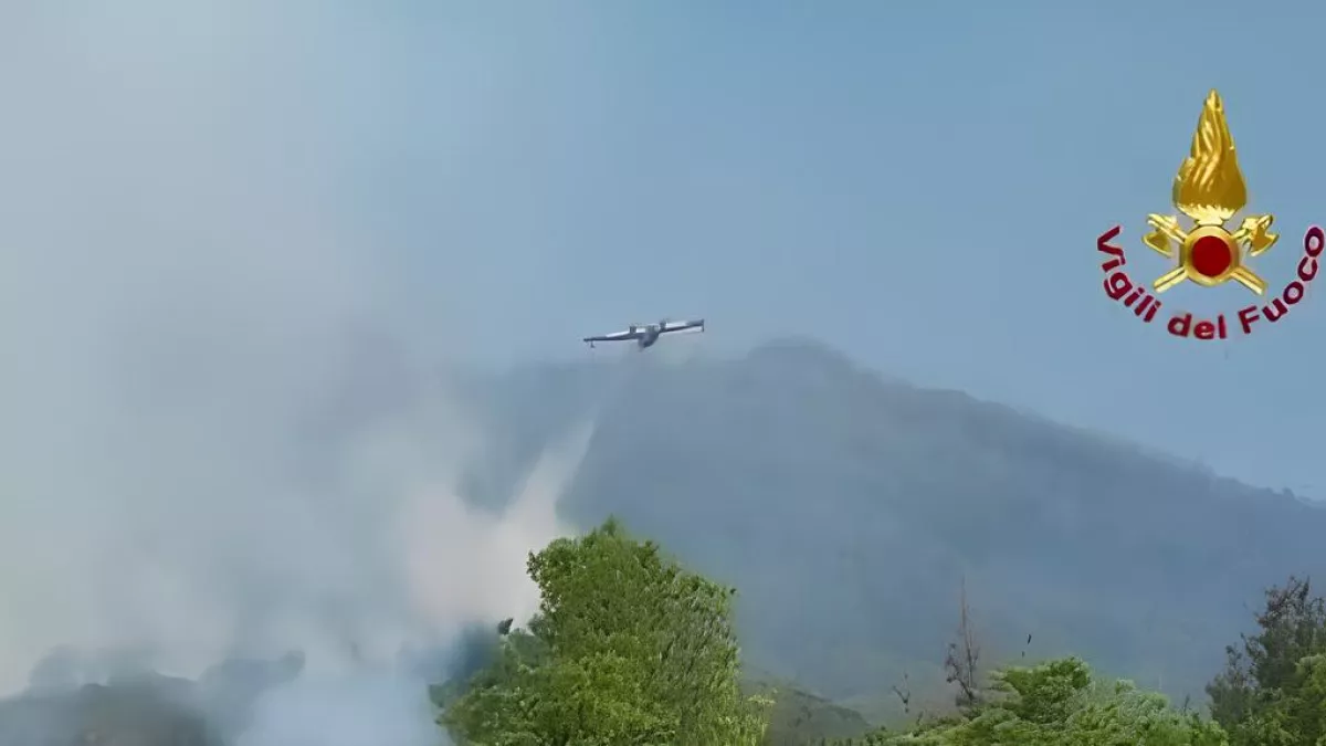Featured image for Mount Vesuvius Closes to Tourists Amidst Active Wildfires