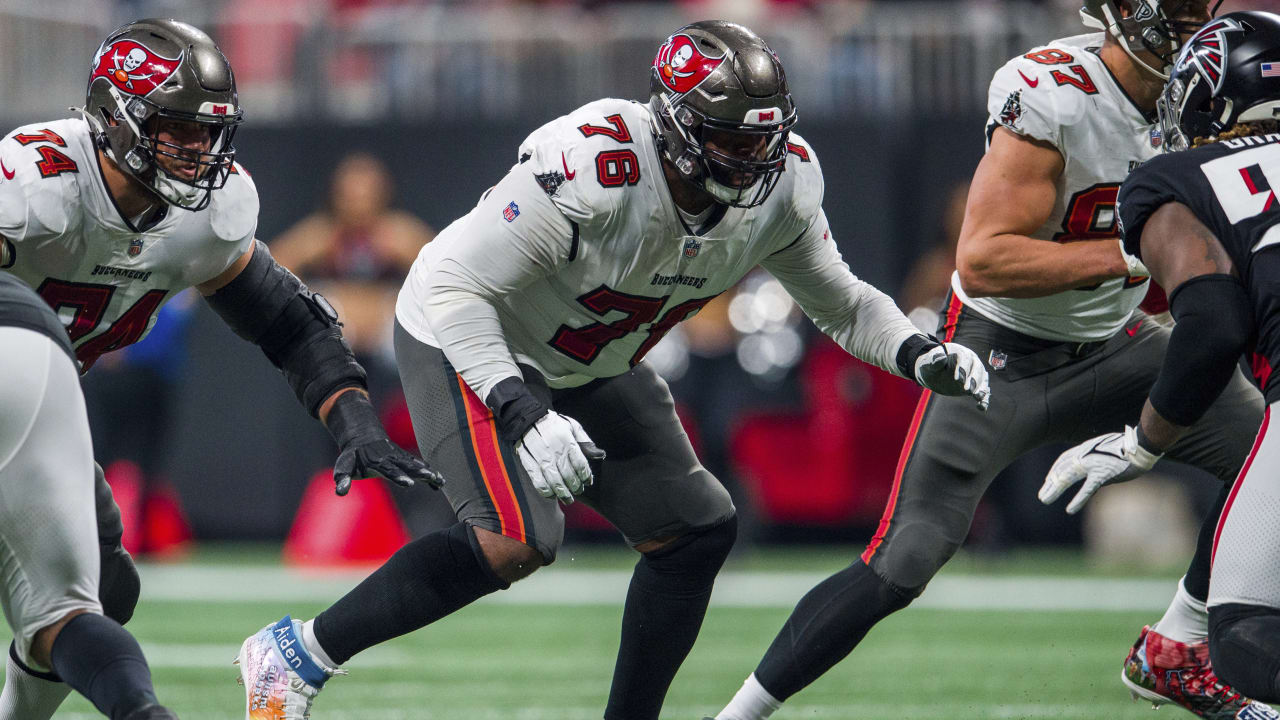 Featured image for Former Buccaneers OT Donovan Smith Signs One-Year Deal with Chiefs.