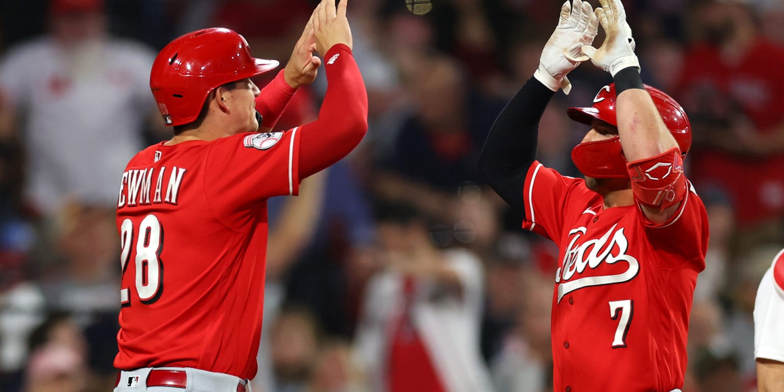 Reds' Steer hits go-ahead homer to extend win streak against Red Sox.