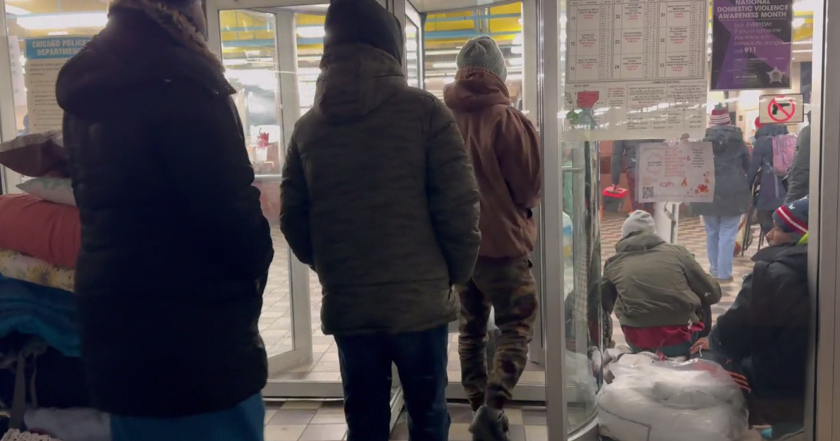 Featured image for Migrants Forced Out of Chicago Police Stations Amid Winter Concerns