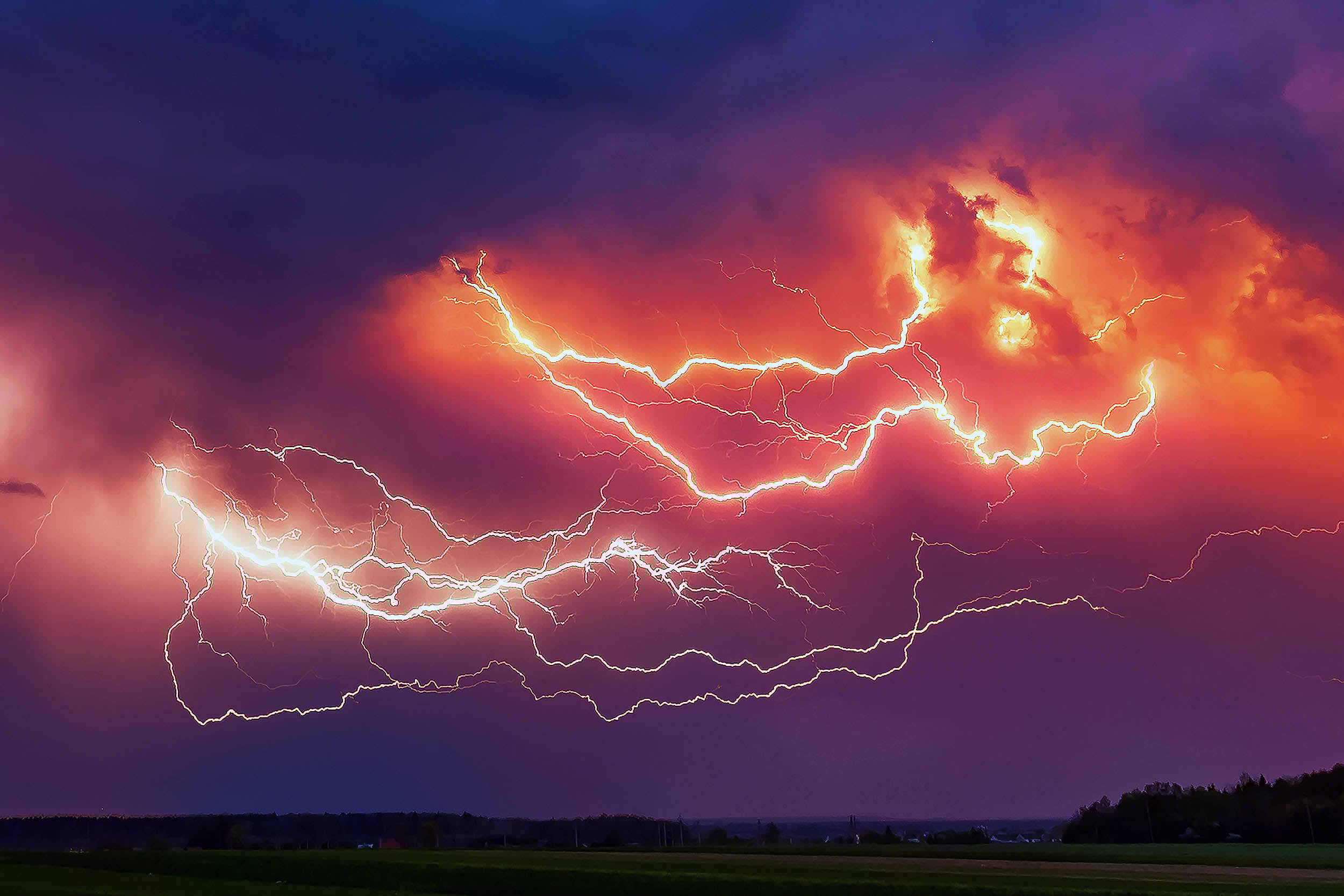 Featured image for Record-Breaking Lightning 'Megaflash' Spans Five US States