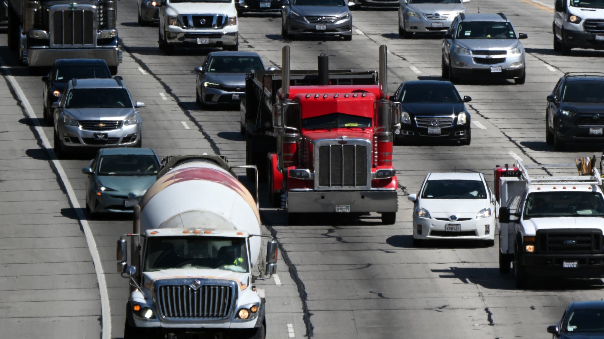 Featured image for California leads the way in emissions regulations for transportation.