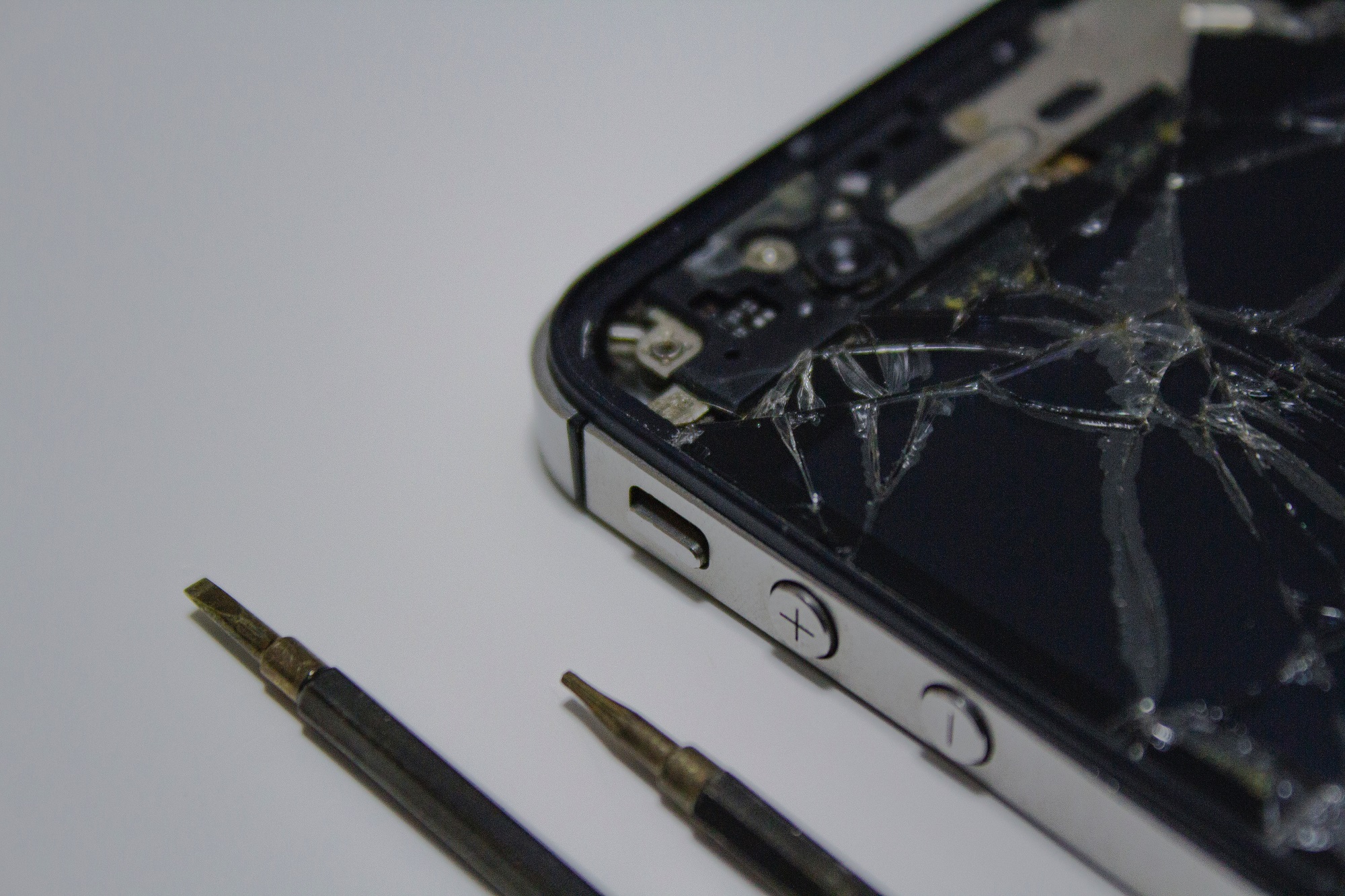 Featured image for Apple's Customer Service Outperforms Samsung with 5-Day Repair Turnaround.