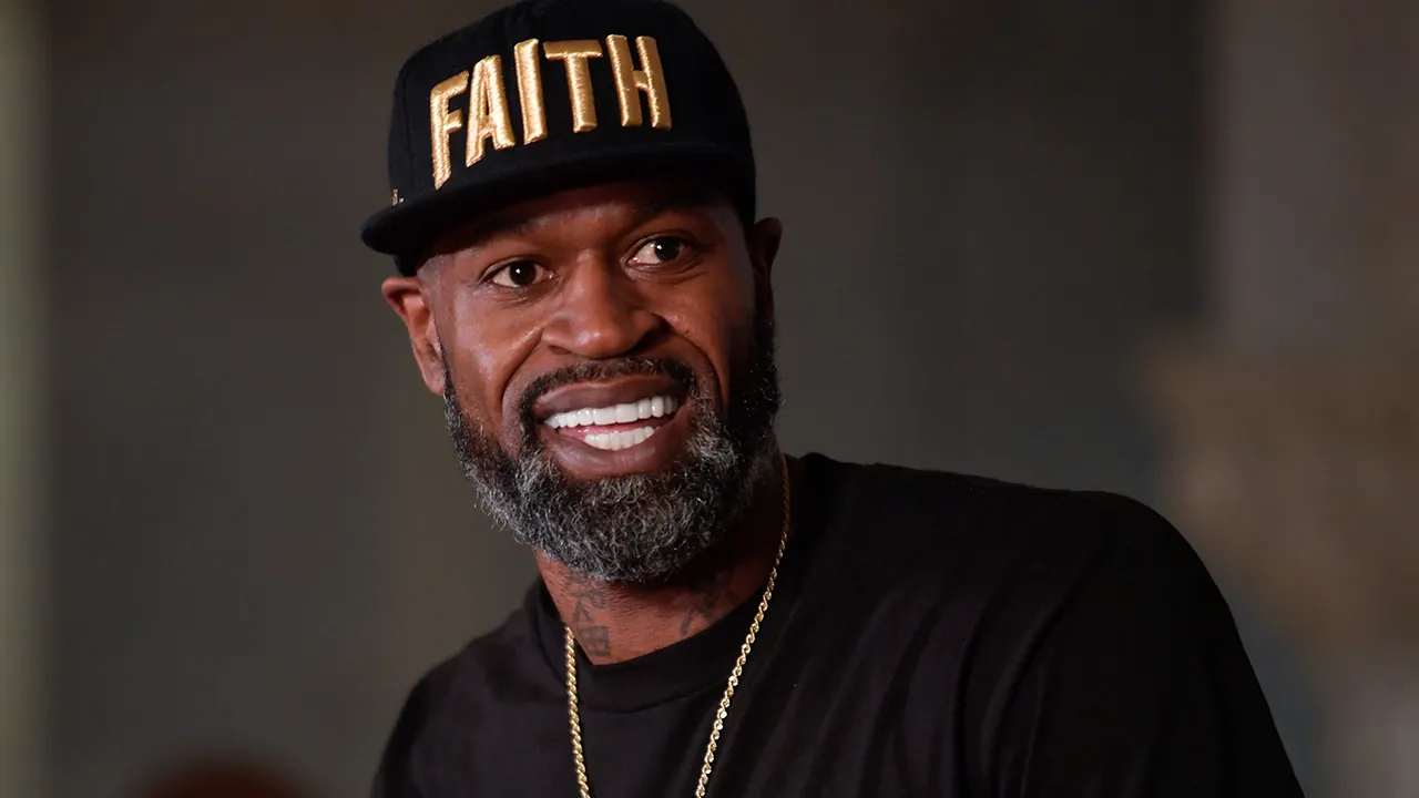 Featured image for Controversy Surrounds Phoenix Suns' Coaching Decision.