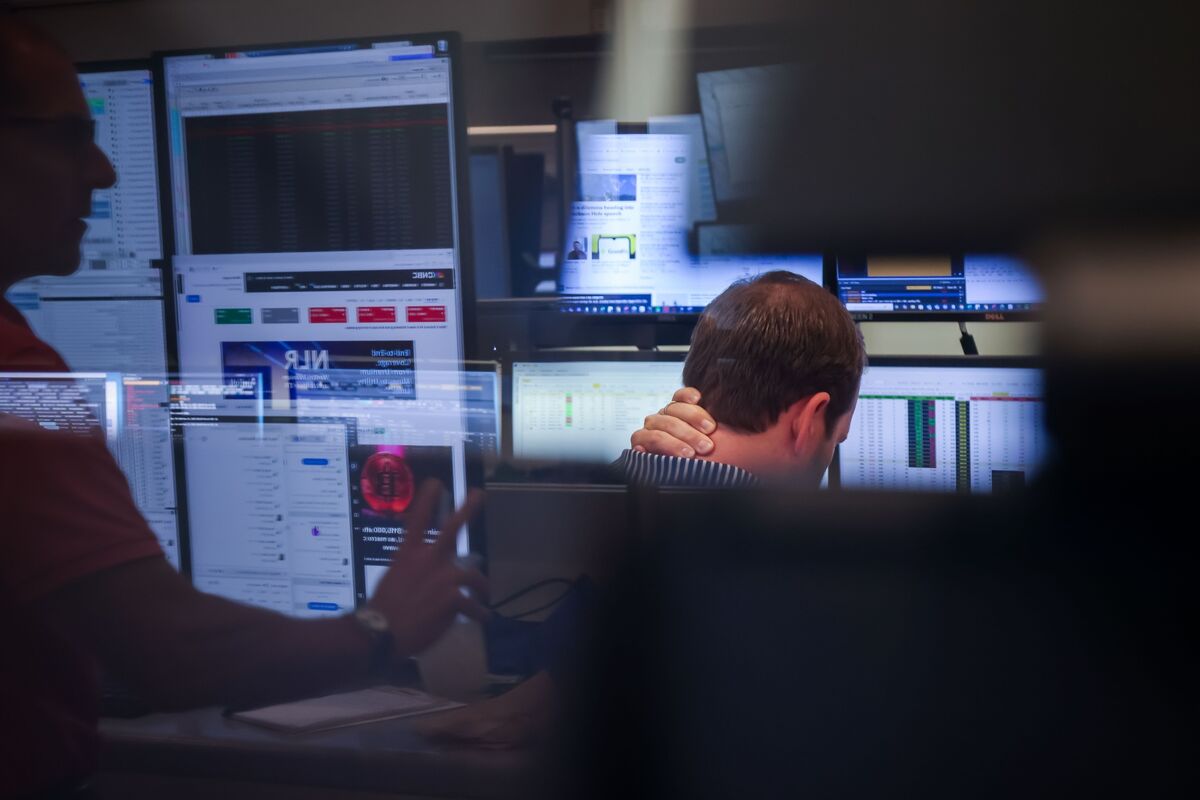 Featured image for US Stocks Drop Amid Retail Earnings and Powell's Speech