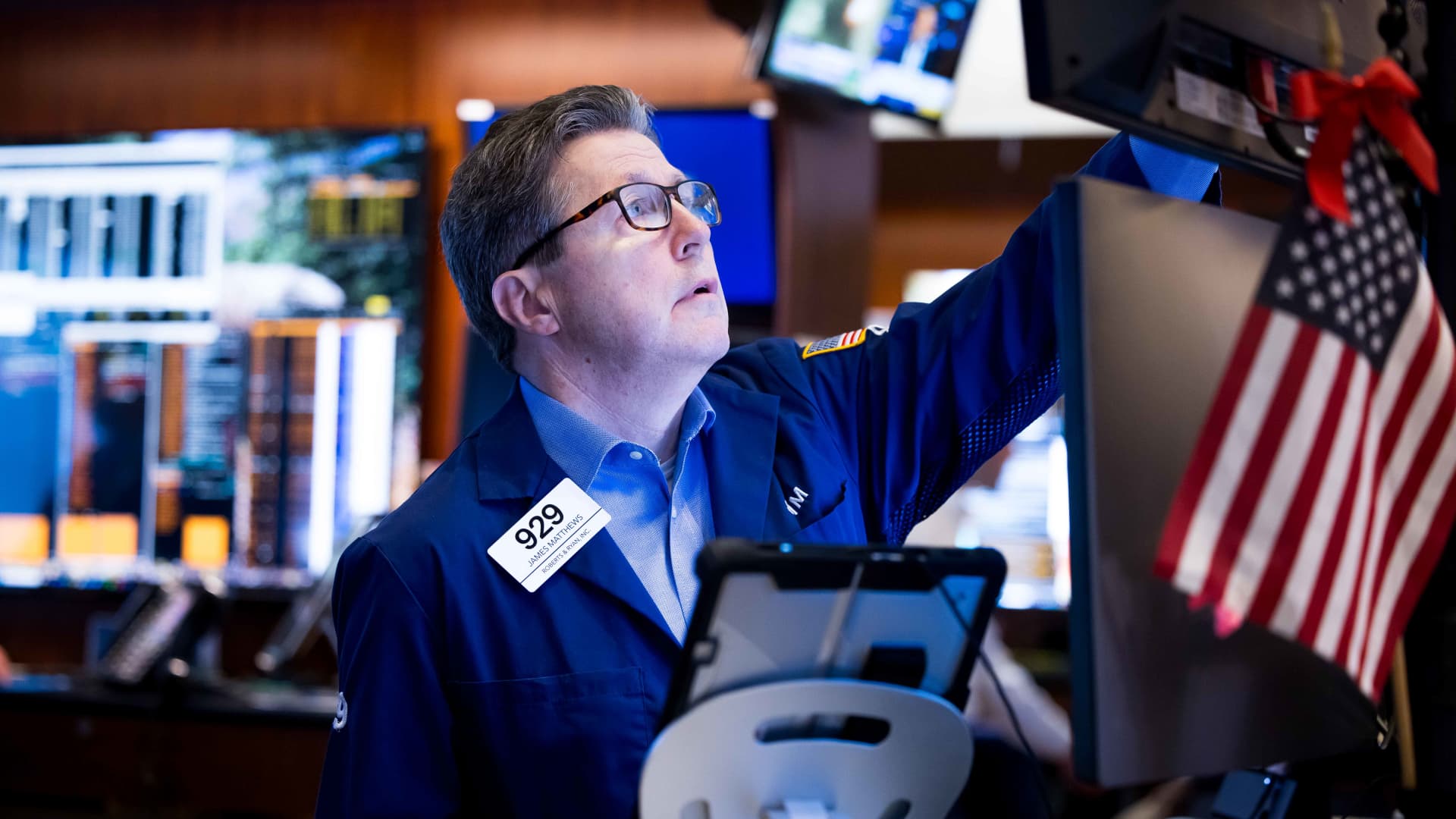 Featured image for US Stocks Near Record Highs Amid Mixed Market Sentiments