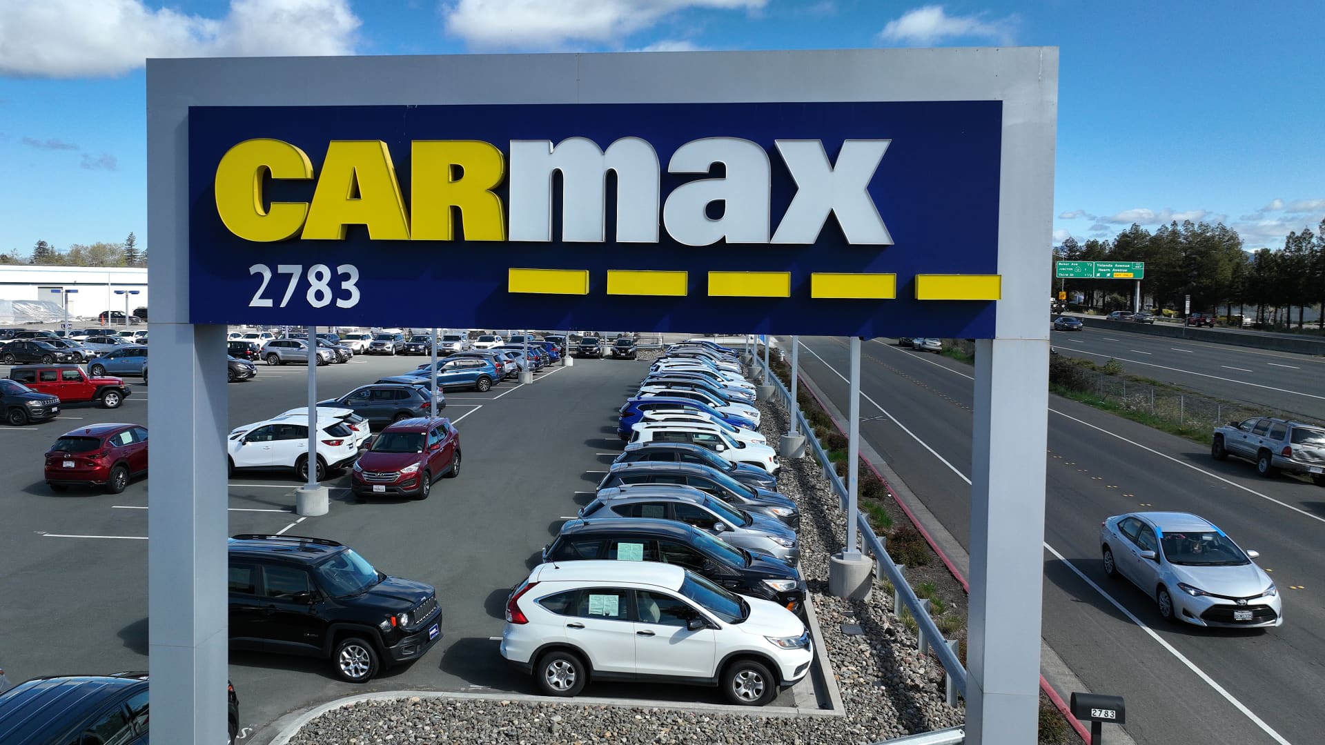 Featured image for CarMax Stock Drops Over 10% Amid CEO Departure