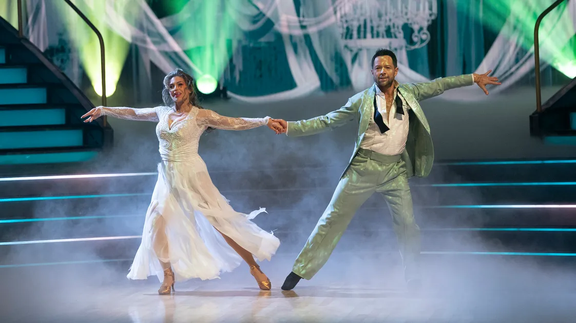 Featured image for 'Dancing With The Stars' Judges Face Backlash Over Treatment of Danielle Fishel