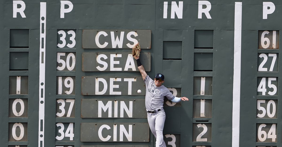 Featured image for Yankees suffer doubleheader sweep by Red Sox.