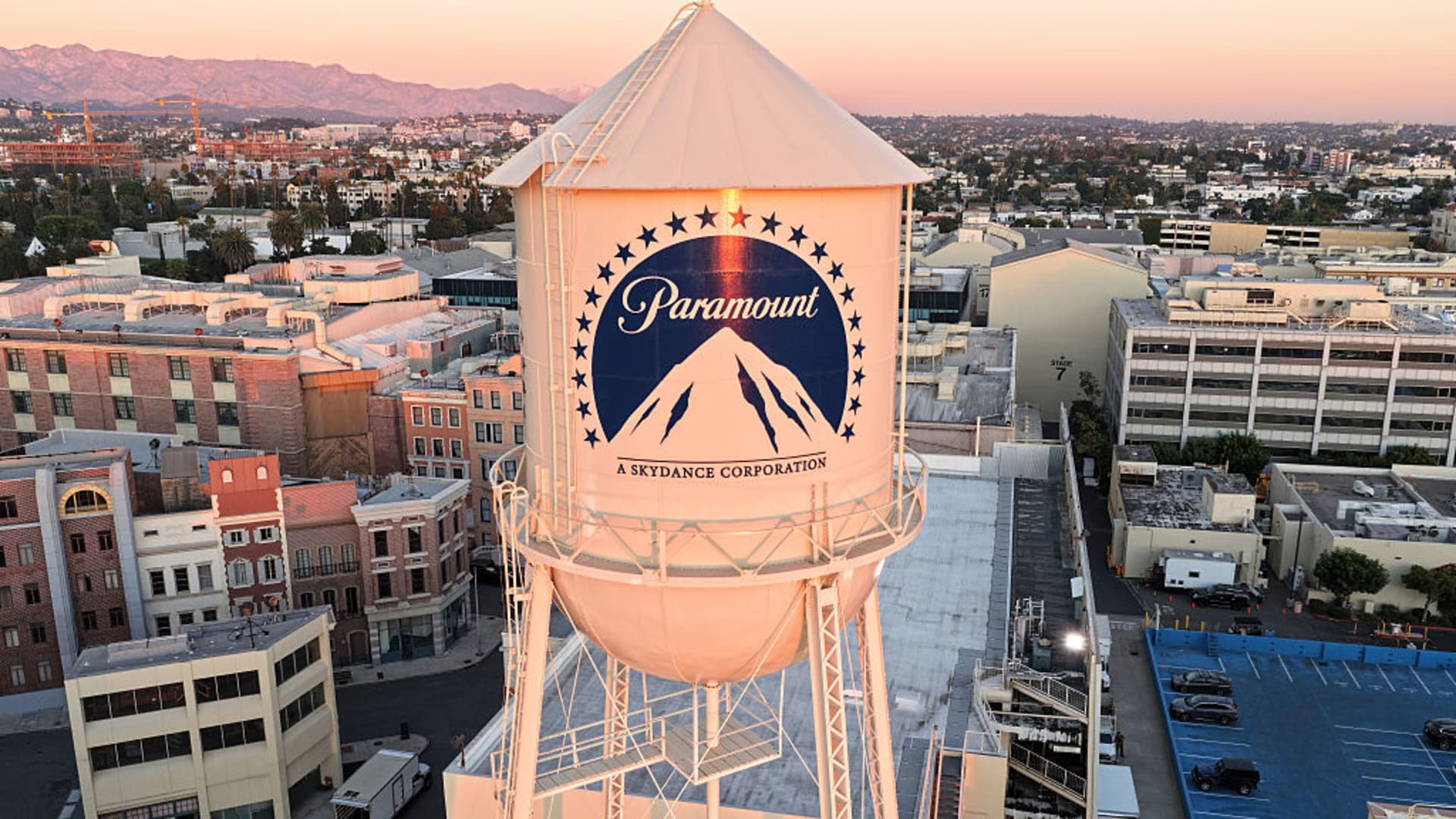 Featured image for Netflix Restructures $25 Billion Bridge Loan for Warner Bros. Acquisition