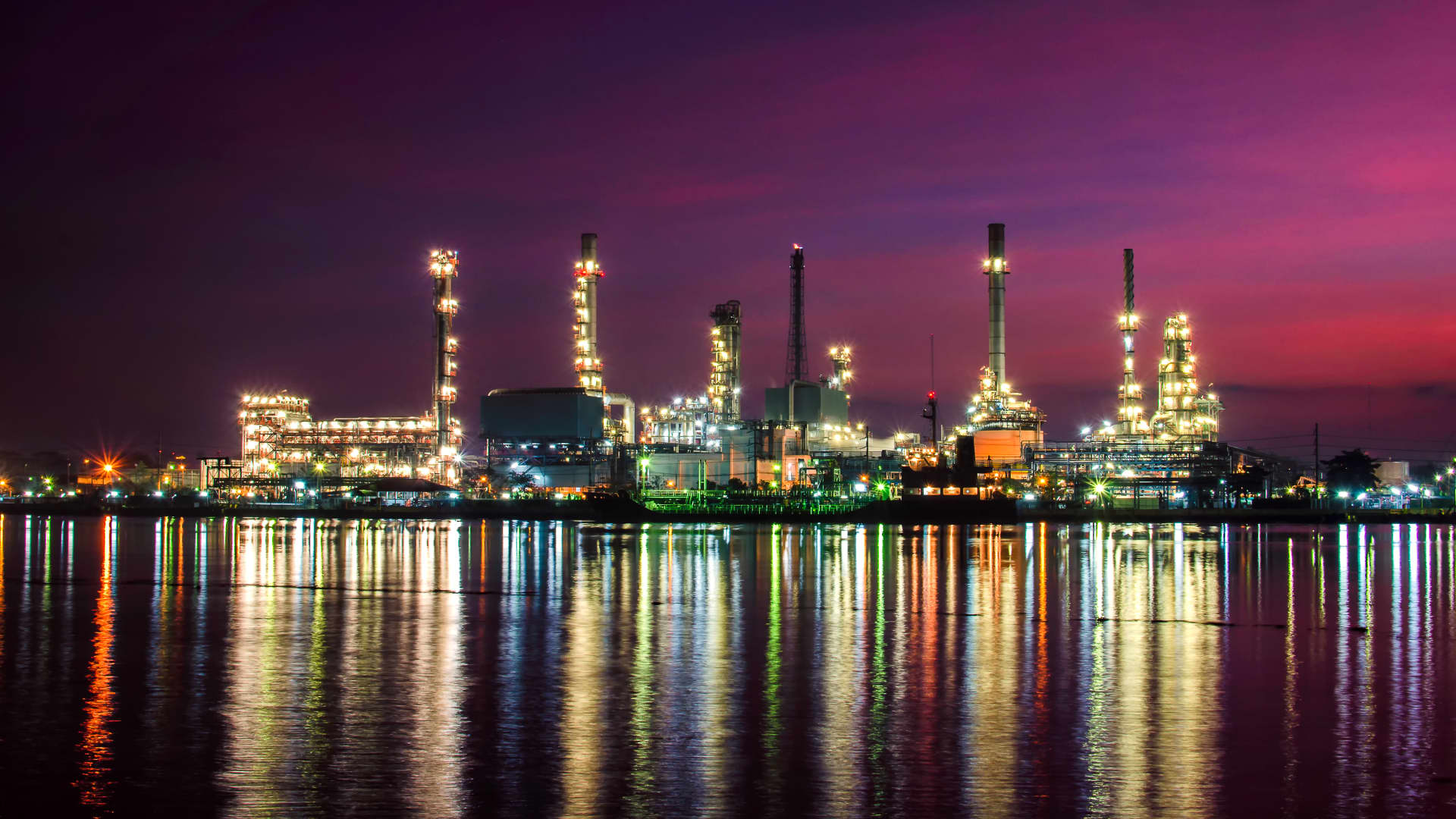 Featured image for Oil Prices Decline Amidst Largest Annual Drop Since 2020