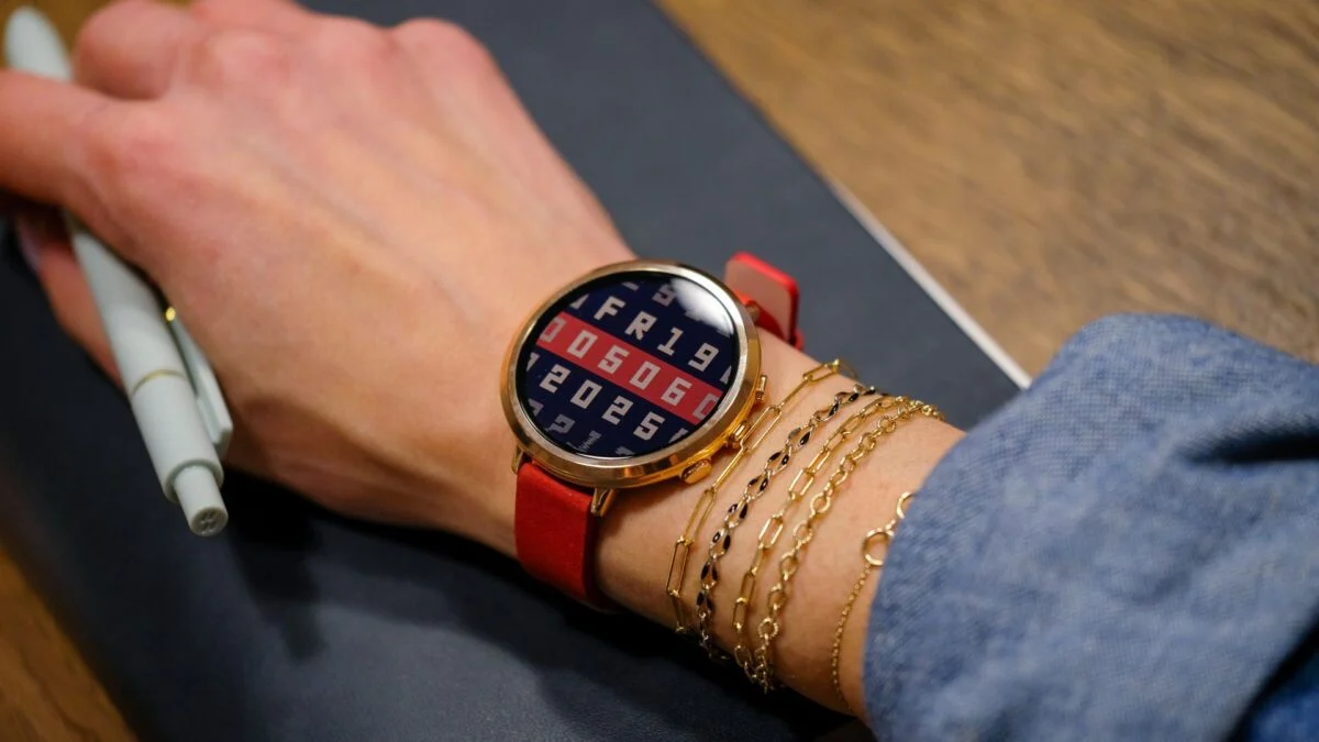 Featured image for Pebble Revives and Revamps Its Round Smartwatch