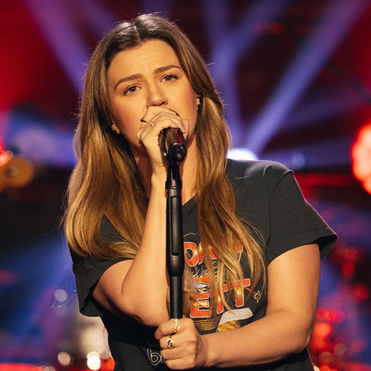 Featured image for Kelly Clarkson Unveils New Chopped Bob Haircut