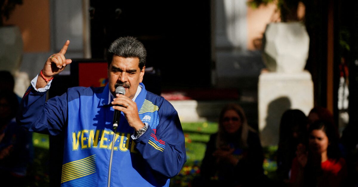 Featured image for Maduro halts PDVSA restructuring committee following minister's resignation.