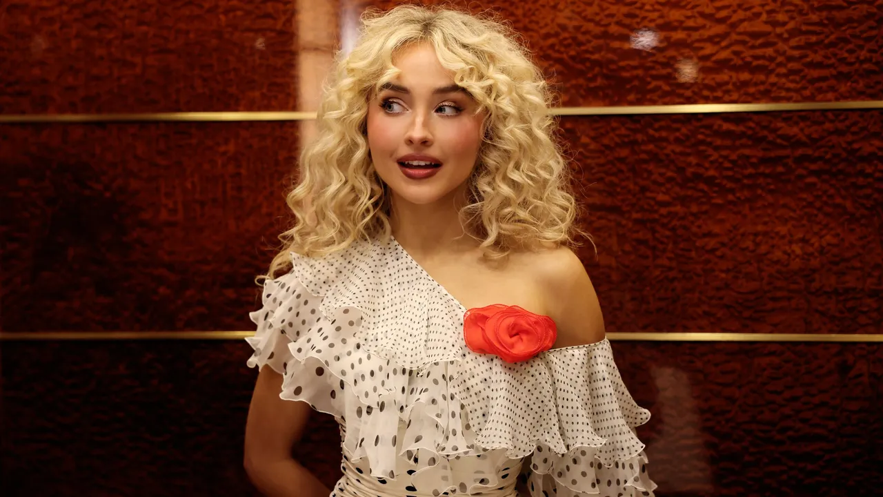 Featured image for Sabrina Carpenter Shines on SNL with Style and Humor