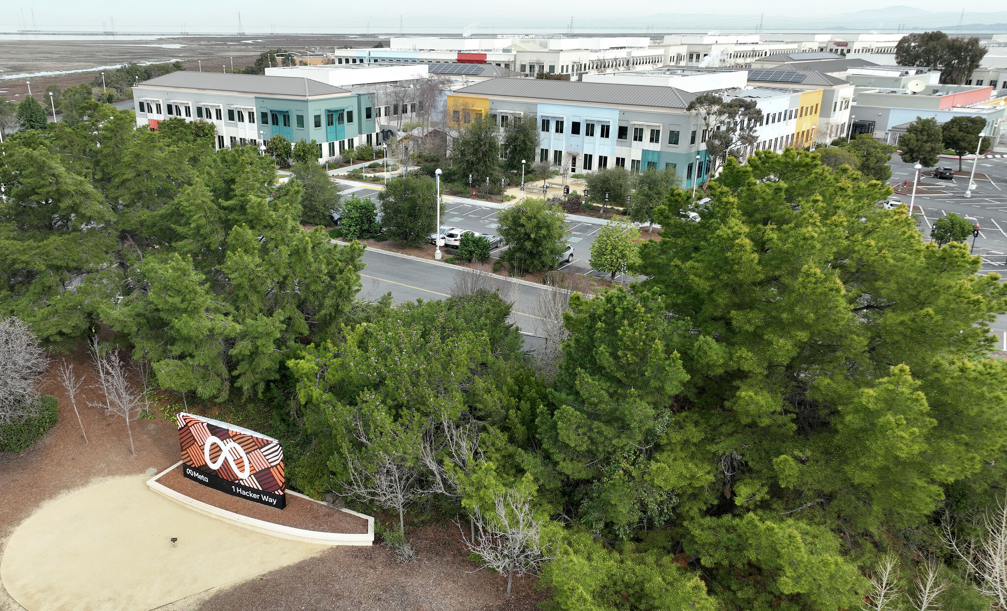 Featured image for Meta Implements In-Office Work Mandate for Employees