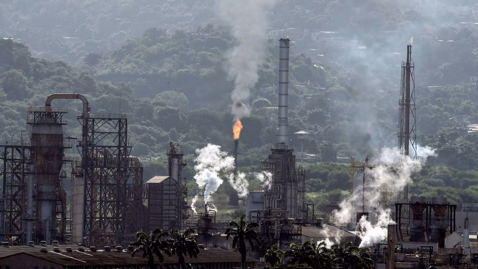 Featured image for U.S. Oil Giants Eye Venezuela's Massive Reserves Amid Political Uncertainty