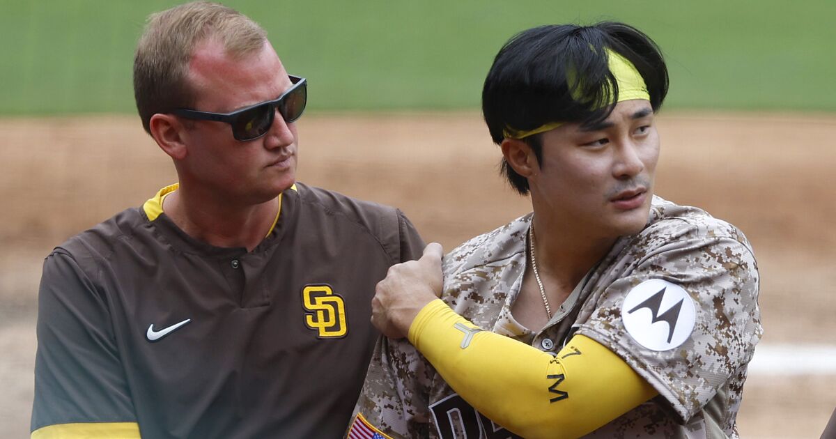 Featured image for Padres' Ha-Seong Kim's Shoulder Injury Raises Concerns