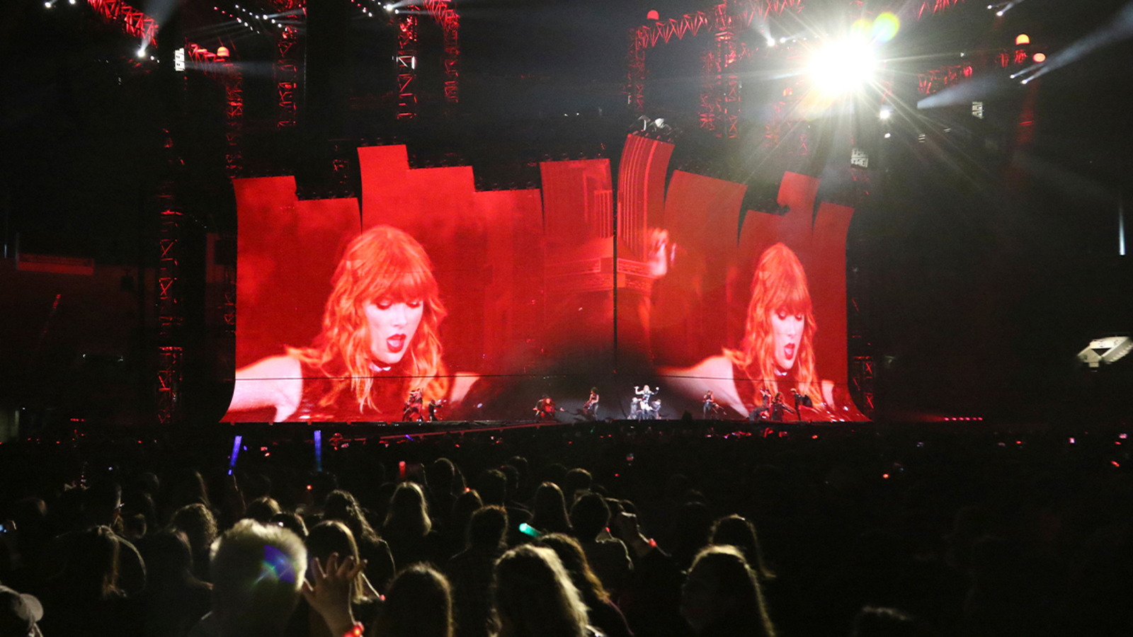 Featured image for Taylor Swift Concerts in Santa Clara Sell Out, Hotels Fully Booked