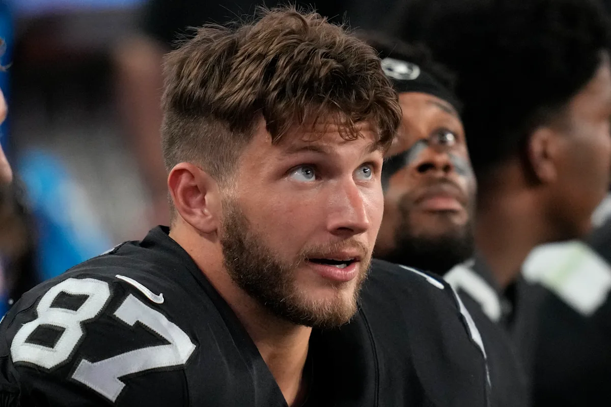 Featured image for Foster Moreau signs 3-year, $12M deal with Saints while battling cancer.