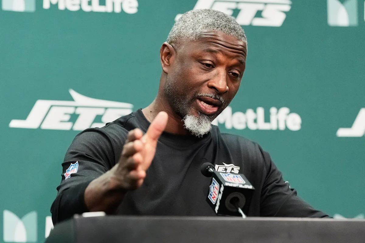 Featured image for Jets' Aaron Glenn Avoids Injury Questions, Redirects to Reporter