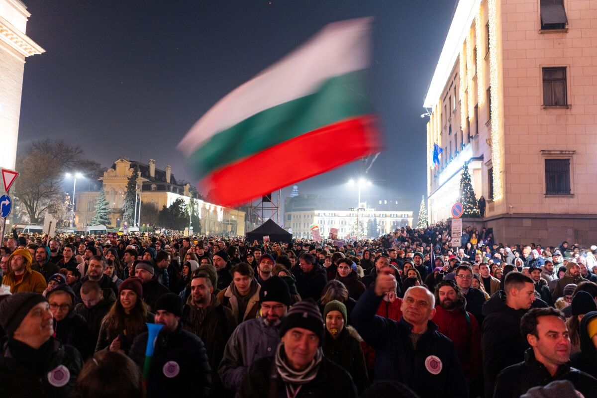 Featured image for Bulgaria's Eurozone Entry Sparks Hope and Controversy