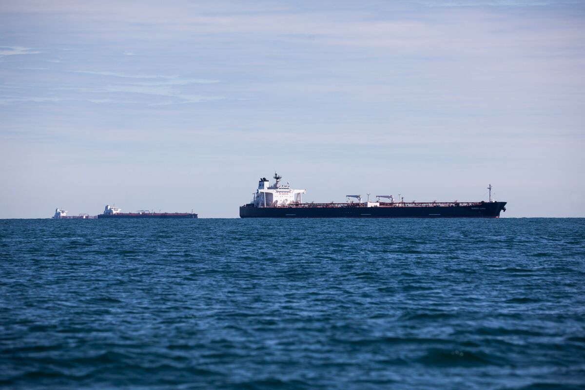 Featured image for US Sanctions and Conflicts Significantly Impact Russia's Oil Exports and Global Oil Markets