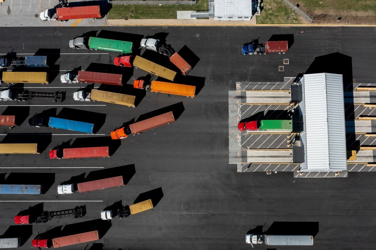 Featured image for Wall Street Explores Profiting from Trump Tariff Changes Amid Market Turbulence