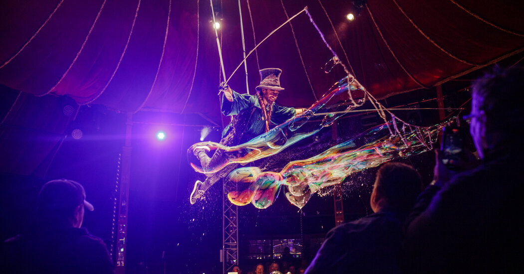 Featured image for Spectacular Bubble Art Captivates Audiences