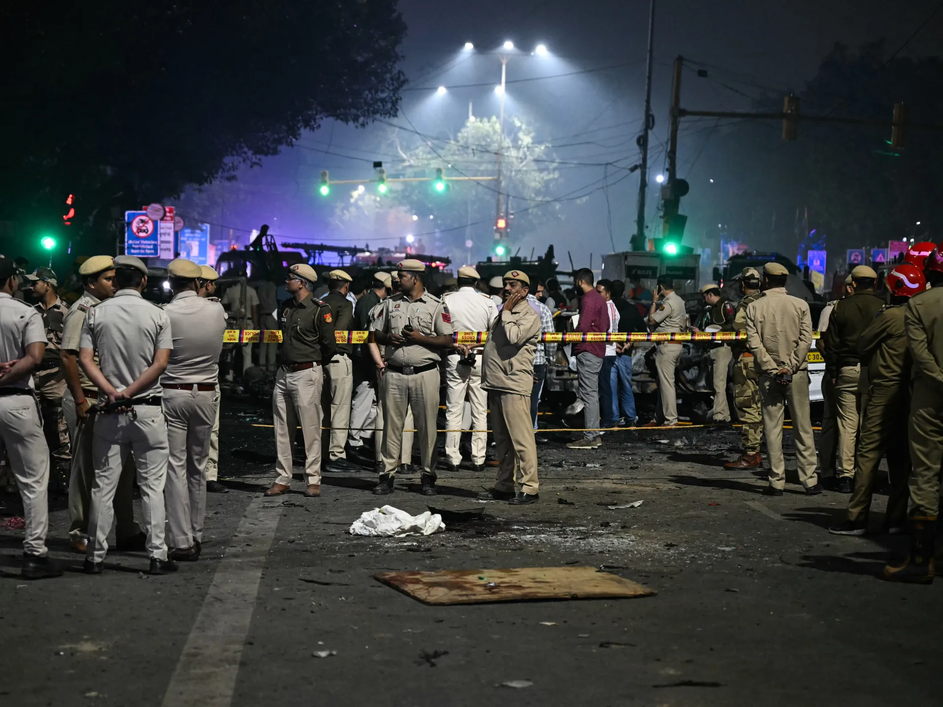 Featured image for Explosion Near Red Fort in Delhi Kills Eight and Injures Several