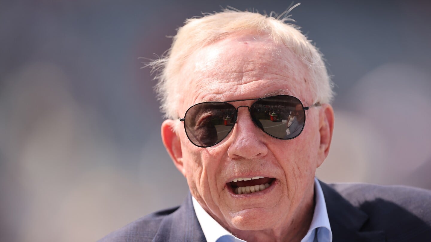 Featured image for NFL Fines Cowboys' Jerry Jones $250K for Middle Finger Gesture