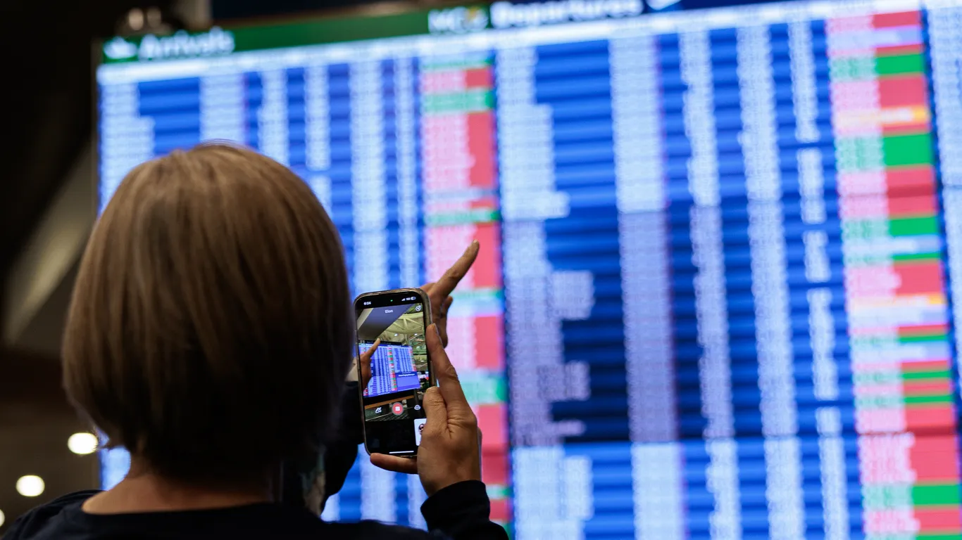 Featured image for Trump demands air traffic controllers return to work amid rising flight cancellations