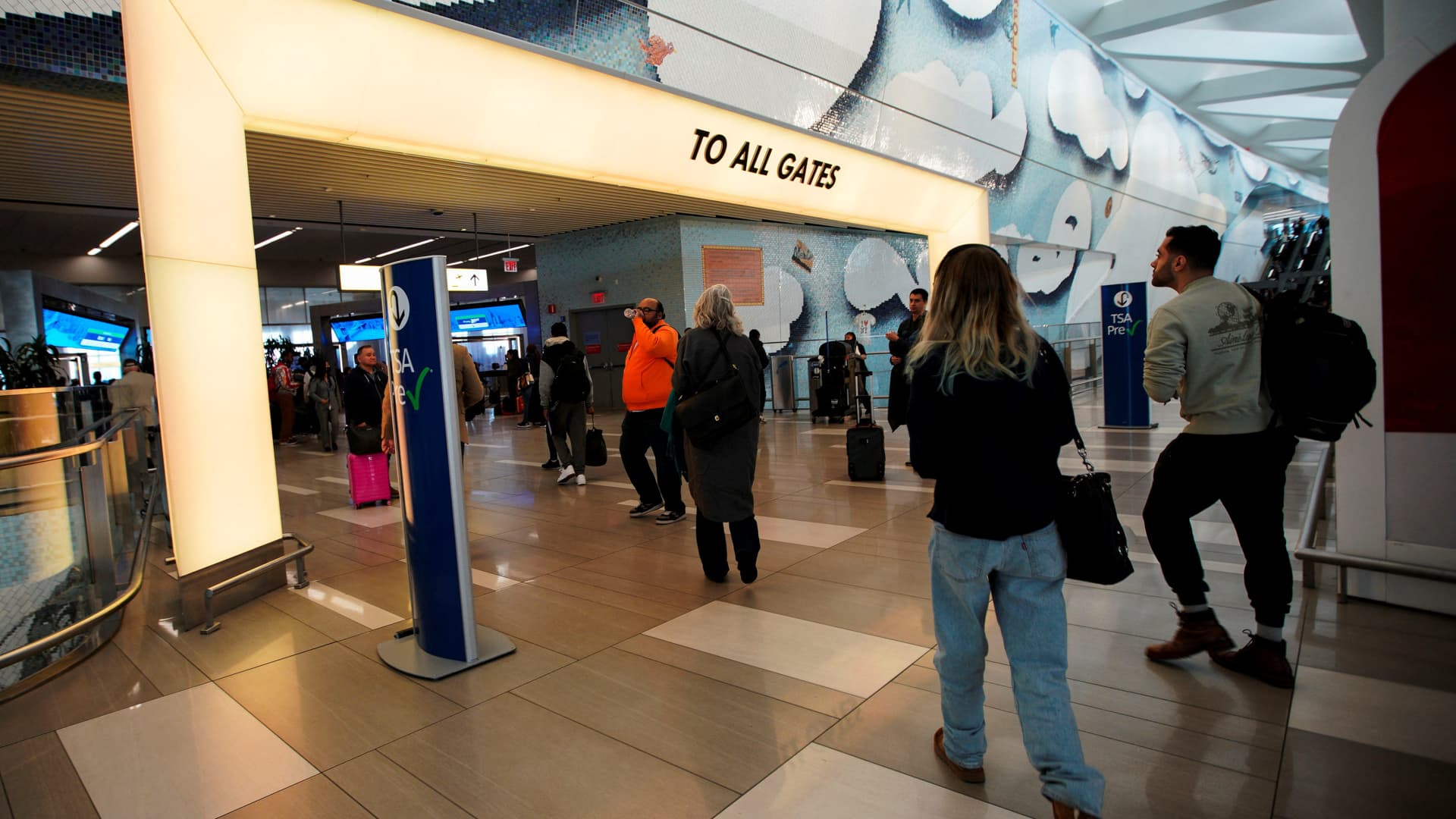 Featured image for Summer Travel: CEOs and Experts Weigh in on Airfare and Hotel Prices