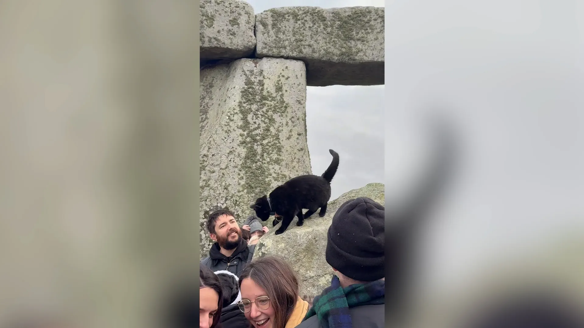 Featured image for Thousands Celebrate Winter Solstice with Sunrise at Stonehenge