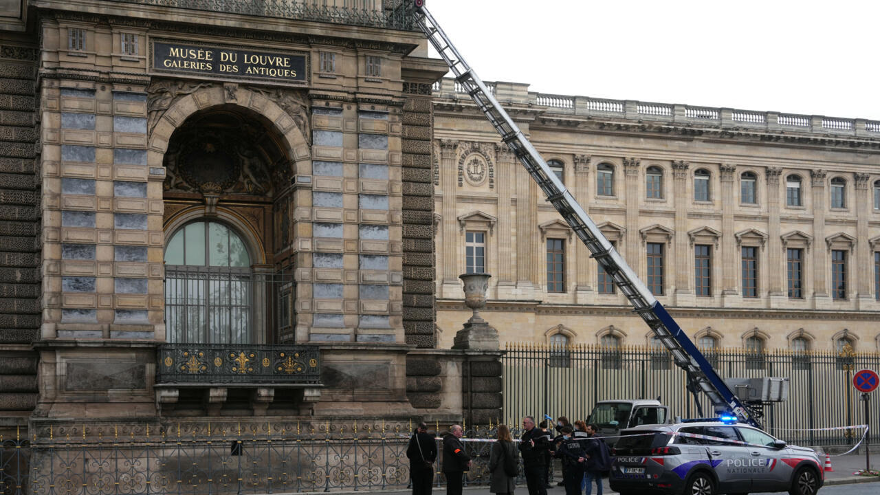 Featured image for Louvre Museum in Paris Closes After Major Jewelry Heist