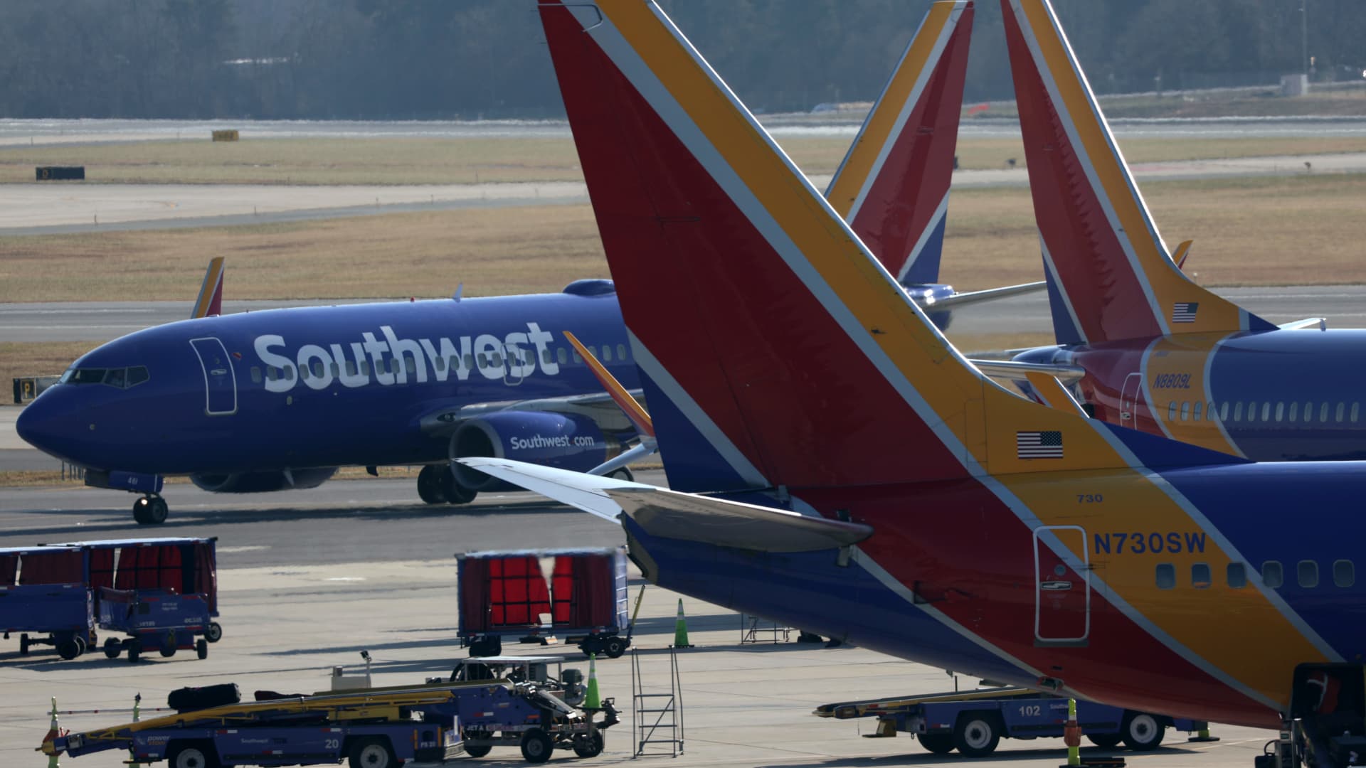 Featured image for Southwest Airlines experiences nationwide flight disruptions due to technical issues.