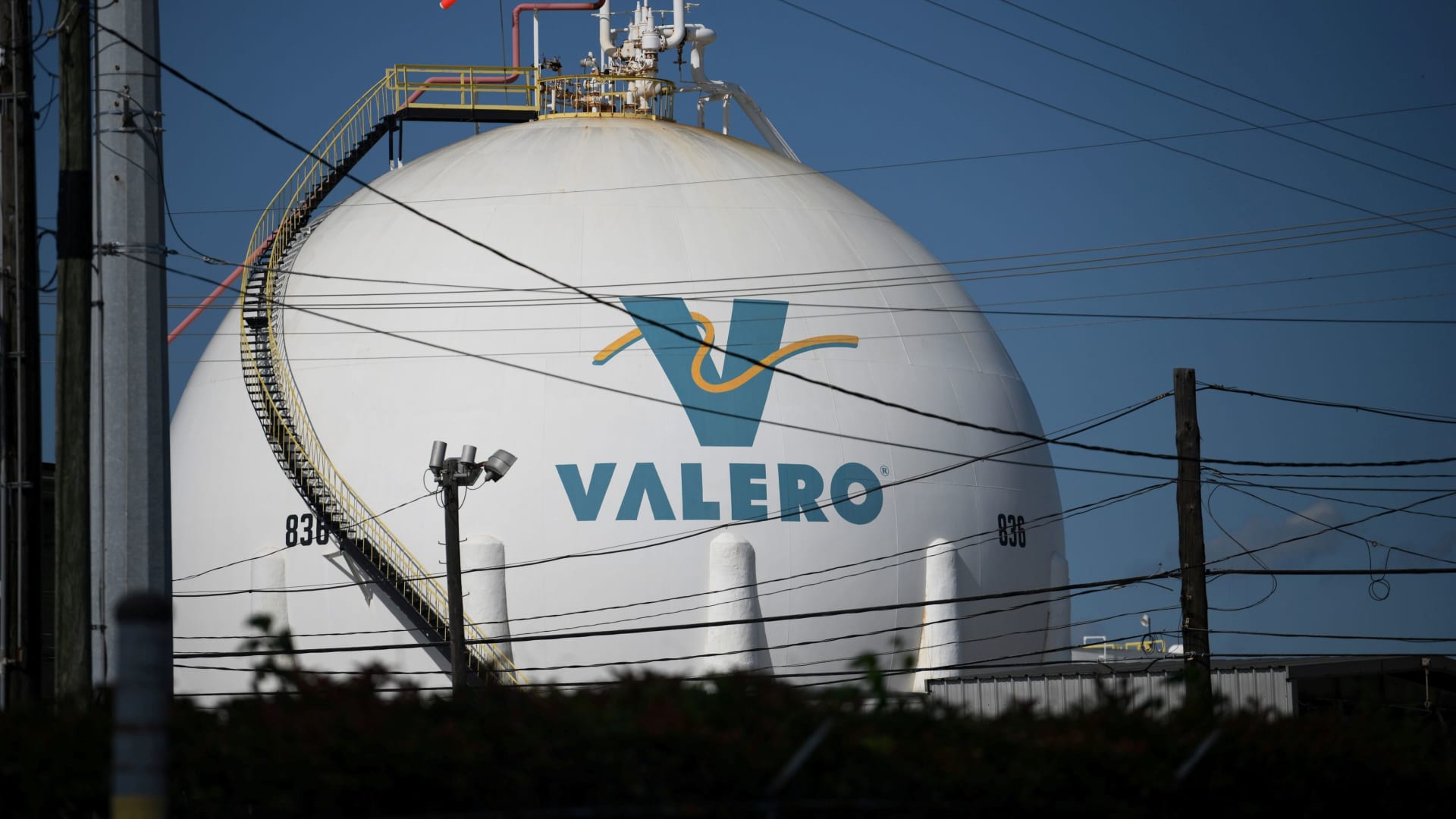 Featured image for Energy Stocks Climb as Venezuela Rebuilding Boosts Refining Sector