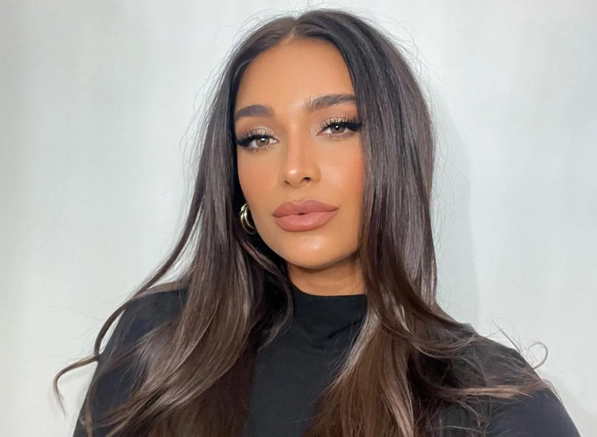 Featured image for April Love Geary flaunts curves in daring swimsuit.