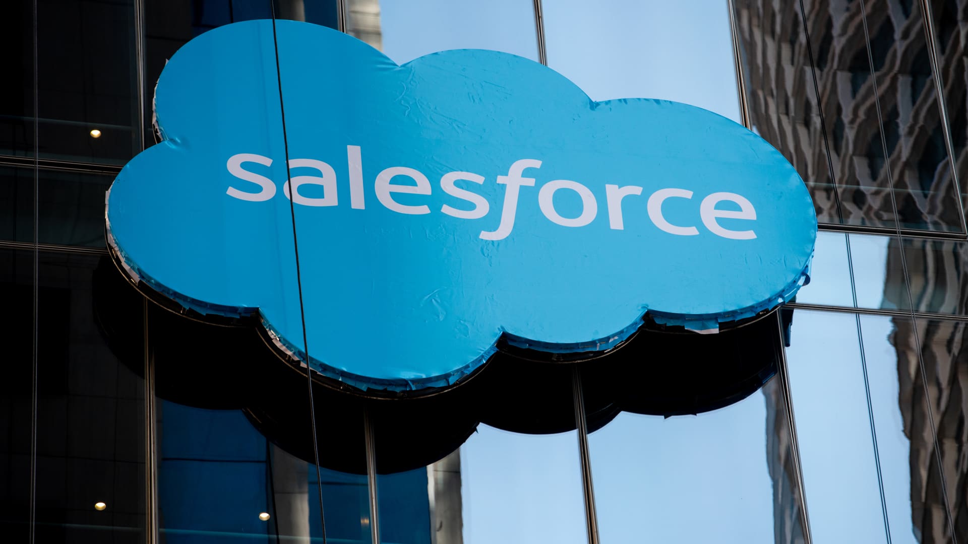Featured image for "Salesforce's Earnings and Forecast Set the Tone for Tech Stocks"