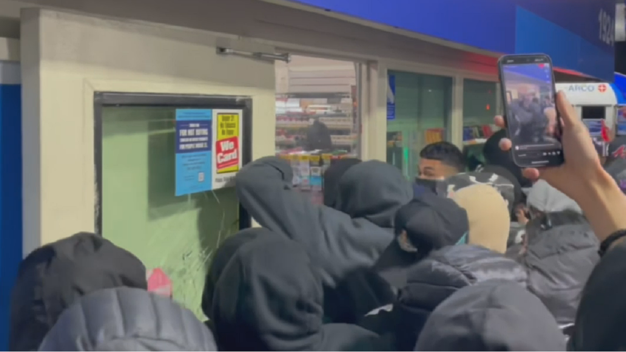 Featured image for California Gas Station Ransacked by Large Mob, Police Overwhelmed: Video