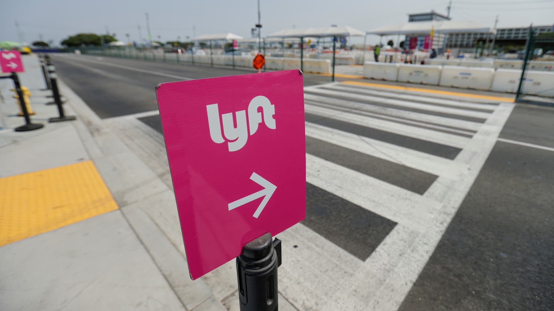 Featured image for Lyft Revenue Misses Expectations Amid Competition and Soft US Travel Demand